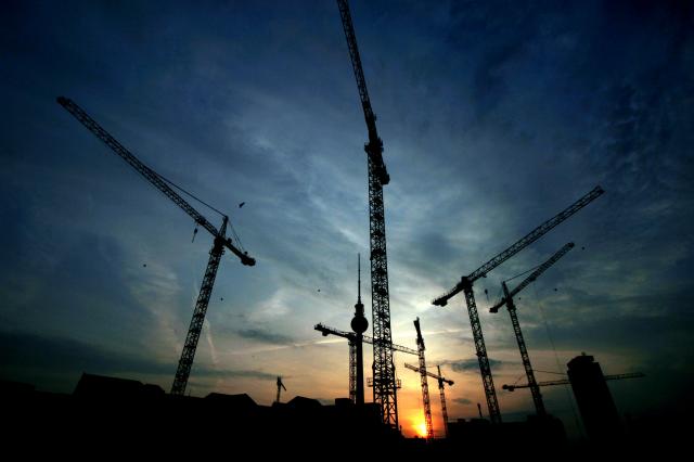 Berlin_Alexanderplatz_construction_cranes.jpg